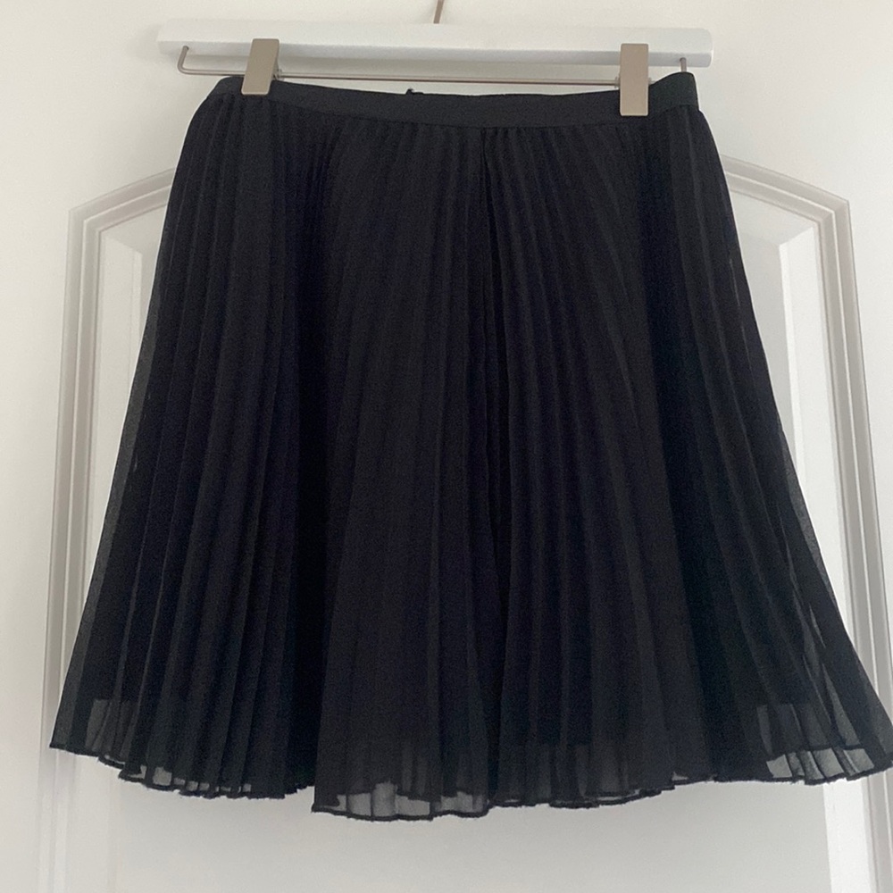 Black accordion Hollister skirt